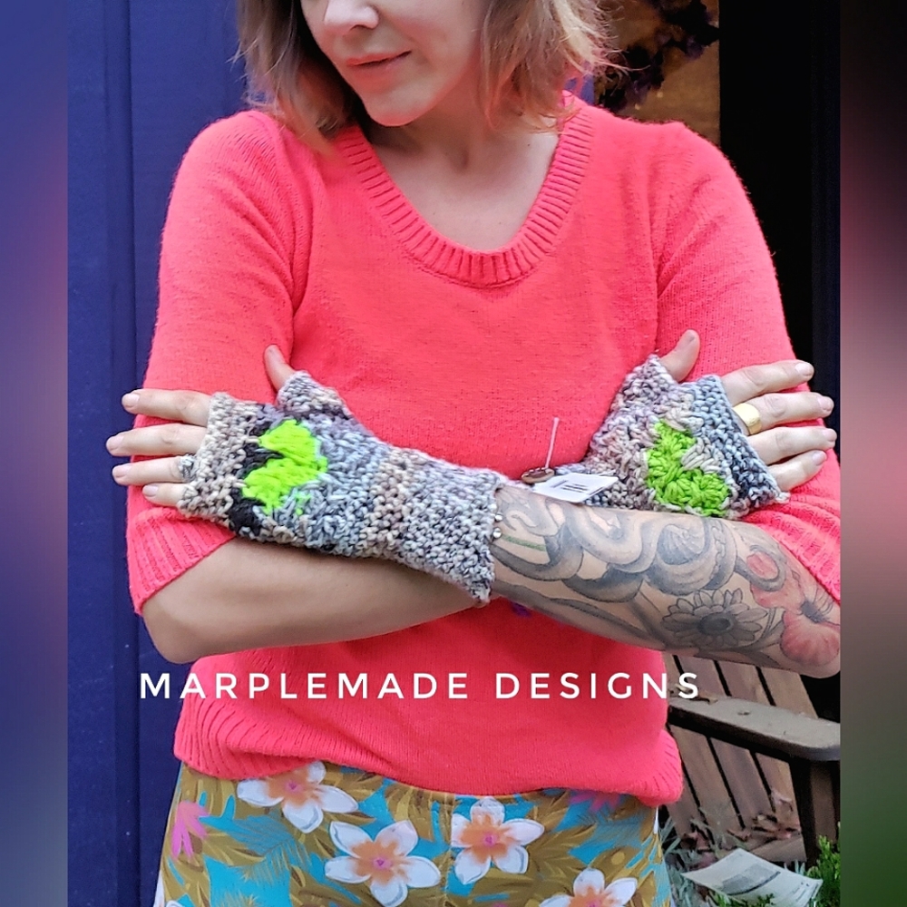 NWT* Handmade Fingerless gloves 💜 MarpleMade Designs,  fitted, acrylic,  heart
